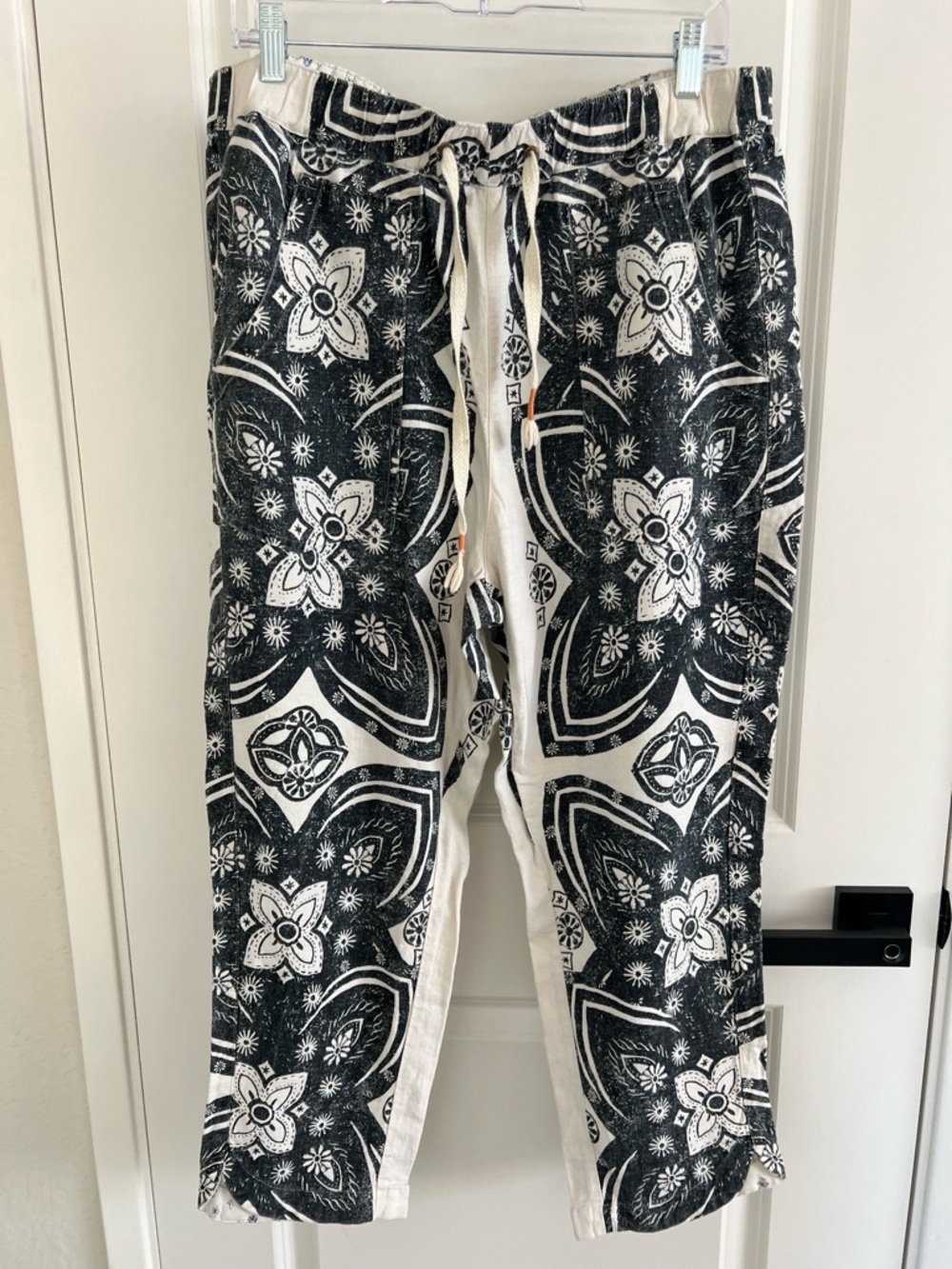 Women’s Black & White Printed Drawstring Pants